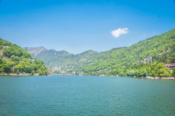 Obraz premium lake in the mountains in nainital uttrakhand, Nainital Tourism