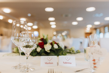Tischdekoration Hochzeit Speisekarte und Namensschild