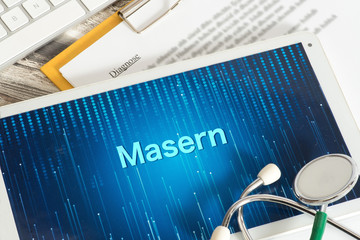Ein Stethoskop, Tablet PC und Warnung vor Masern Krankheit