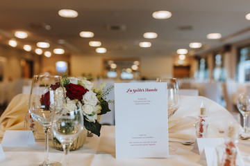 Tischdekoration Hochzeit Speisekarte und Namensschild