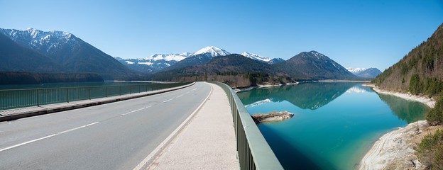 Blaugrüner Sylvenstein Speichersee im zeitigen Frühjahr, Brücke über den Speichersee