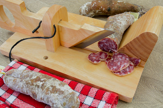 saucisson sec et trancheuse &agrave; saucisson
