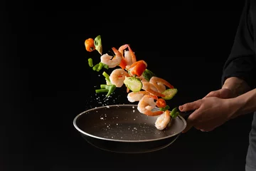 Fototapete Essen Meeresfrüchte, professioneller Koch bereitet Garnelen mit Spriggbohnen zu. Frost in der Luft, Meeresfrüchte kochen, gesundes vegetarisches Essen