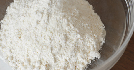 measure the weight of the flour