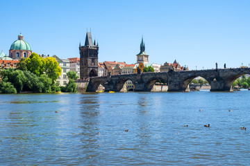 Fototapeta na wymiar Die Karlsbrücke über die Moldau in Prag/Tschechien