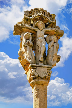 Rochefort-en-terre. Le calvaire sur le parvis de l'&eacute;glise. Morbihan. Bretagne