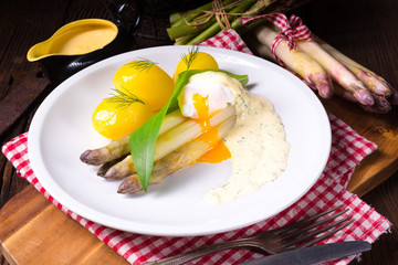 asparagus with poached egg sauce and wild garlic