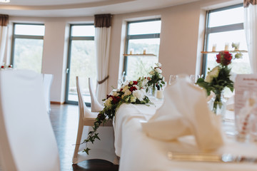 Tischdekoration Hochzeit gedeckter Tisch Namensschild Blumendekoration