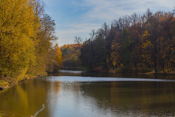 Fototapeta premium Scenic view to the autumn park and pond