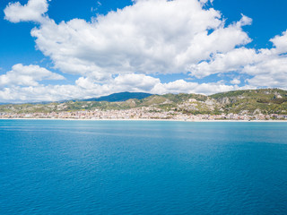 Naklejka premium Roccella Ionica o Jonica, città in provincia di Reggio Calabria con affaccio sul mar Ionio Mediterraneo. Vista della costa sabbiosa, del castello e del porto dall'alto in Estate.