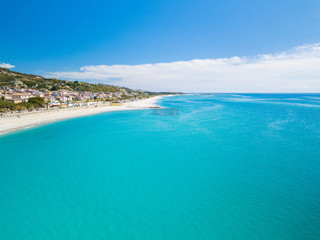 Roccella Ionica o Jonica, citt&agrave; in provincia di Reggio Calabria con affaccio sul mar Ionio Mediterraneo. Vista della costa sabbiosa, del castello e del porto dall'alto in Estate.