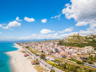 Città di Roccella Ionica in Calabria. Vista aerea del mare Mediterraneo, le case, la strada, la costa e il castello.