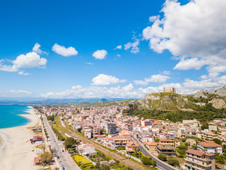 Roccella Ionica o Jonica, città in provincia di Reggio Calabria con affaccio sul mar Ionio Mediterraneo. Vista della costa sabbiosa, del castello e del porto dall'alto in Estate.