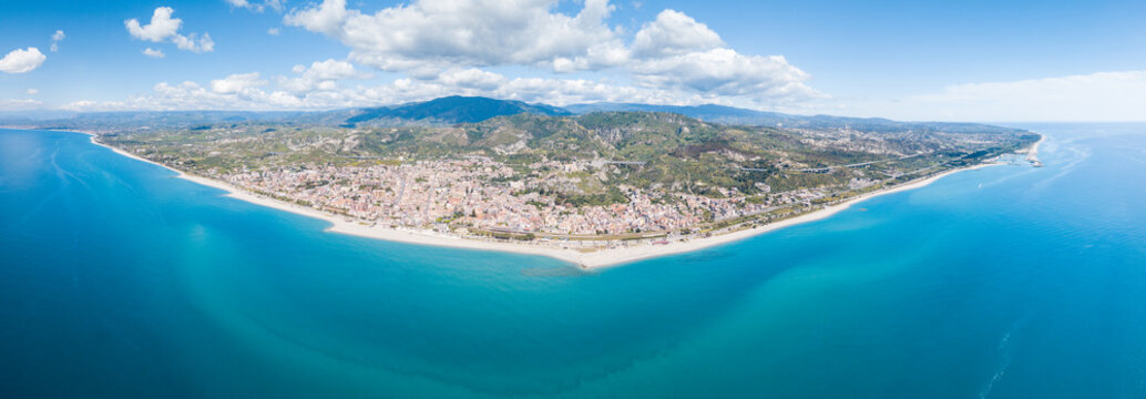 Roccella Ionica o Jonica, citt&agrave; in provincia di Reggio Calabria con affaccio sul mar Ionio Mediterraneo. Vista della costa sabbiosa, del castello e del porto dall'alto in Estate.