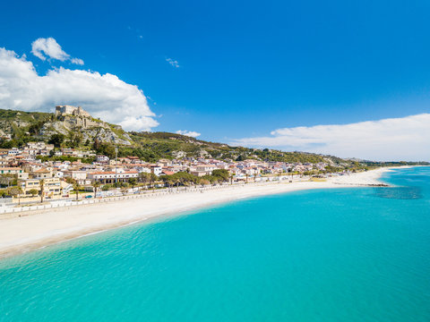 Roccella Ionica o Jonica, citt&agrave; in provincia di Reggio Calabria con affaccio sul mar Ionio Mediterraneo. Vista della costa sabbiosa, del castello e del porto dall'alto in Estate.