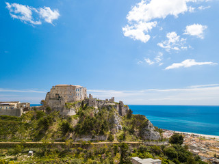 Castello Carafa di Roccella Ionica in Calabria che si affaccia sul mare Mediterraneo. Vista Aerea....