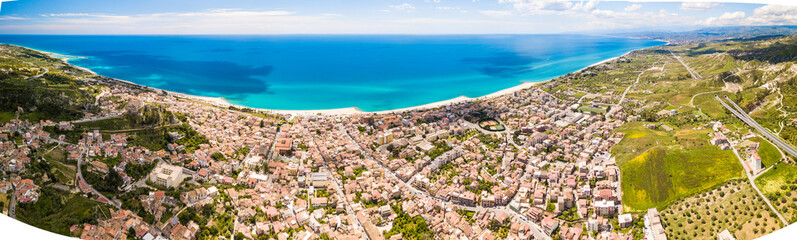 Città di Roccella Ionica in Calabria. Vista aerea del mare Mediterraneo, le case, la strada, la...