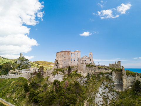Castello Carafa di Roccella Ionica in Calabria che si affaccia sul mare Mediterraneo. Vista Aerea. Paese con Bandiera Blu.