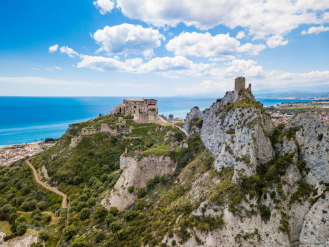 Castello Carafa di Roccella Ionica in Calabria che si affaccia sul mare Mediterraneo. Vista Aerea. Paese con Bandiera Blu.