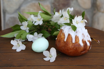 Obraz na płótnie Canvas Easter cake and jasmine flowers