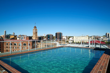 Fototapeta premium a swimming pool on the roof of a building