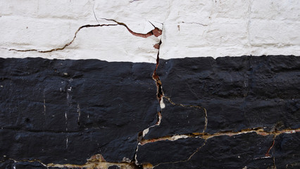 Mur extérieur lézardé