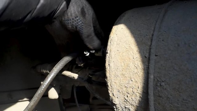 Inflatable tyre compressor with black hose and external pressure sensor in rainy weather