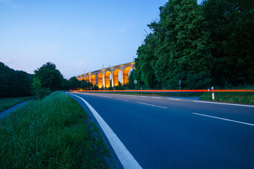 Landstraße bei Nacht am Viadukt Altenbeken, Paderborn, Deutschland