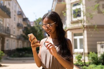 junge Frau mit Telefon