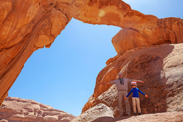 Padre e figlio nel deserto del Wadi Rum, Giordania 