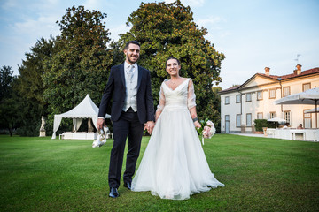 Fototapeta na wymiar Sposi in Villa