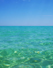 Obraz premium Transparent clean sunny ocean sea water waves for background and texture.