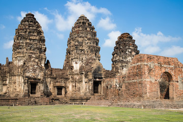 Phra Prang Sam Yod, Lop Buri Province, is an important historical and archaeological site. Khmer style in the art of Bayon The structure is laterite adorned with stucco. In the daytime there was a sky - obrazy, fototapety, plakaty