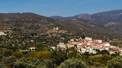 Fototapeta na wymiar Blick von oben auf eine Stadt auf der Insel Samos