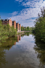 Obraz premium Rote Backsteinhäuser am Fluss in Fürth