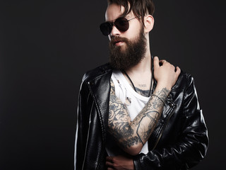 Obraz premium fashionable tattooed handsome man in sunglasses