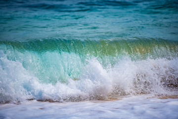 ハワイの青い海の波