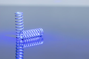 グレーを背景に青のスプリング、らせんのリフレクト