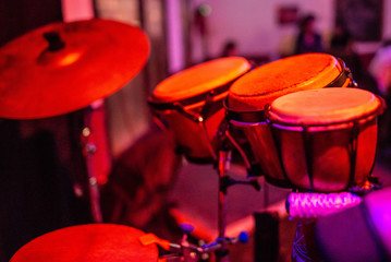 música concierto escenario micrófono percusión