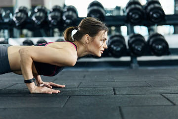 Gorgeous girl doing sport in gym