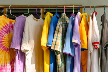 Obraz premium Colorful male shirt hanging on clothes line in sunny
