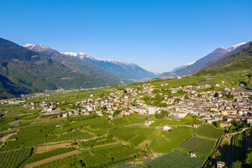 Fototapeta na wymiar Ponte in Valtellina (IT) - Vista aerea del paese e della valle