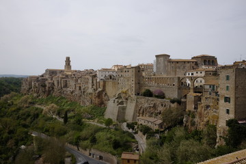 Fototapeta na wymiar view of the medieval town of Pitigliano
