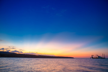 Obraz premium Landscape Sunset in the summer sea of Asia