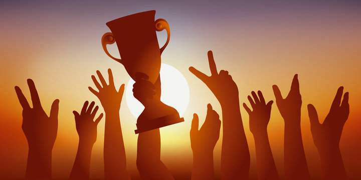 Concept du succ&egrave;s, avec une &eacute;quipe de sportifs qui savourent leur victoire, en brandissant le troph&eacute;e gagn&eacute; lors d&rsquo;une comp&eacute;tition sportive et en levant les bras en signe de la victoire.