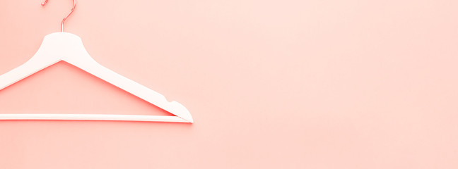 Obraz premium Wooden hangers toned living coral color