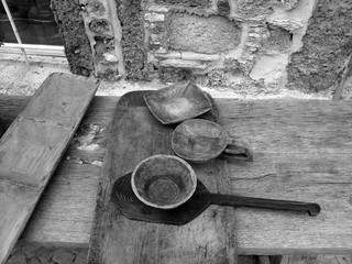Handgefertigte Schalen aus Holz und Küchenartikel vor einem Geschäft in den Gassen der Altstadt...