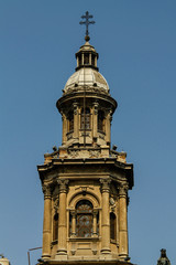Fototapeta na wymiar Torre de uma igreja ou catedral em Santiago do Chile