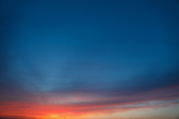 Obraz premium Dramatyczny zmierzchu nieba tło z ognistymi chmurami, koloru żółtego, pomarańcze i menchii kolorem, natury tło. Piękne niebo