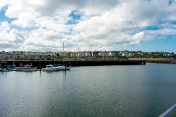 Obraz premium Yachts and motorboats docked at marina in Bangor. Sailboat Harbor against blue sky